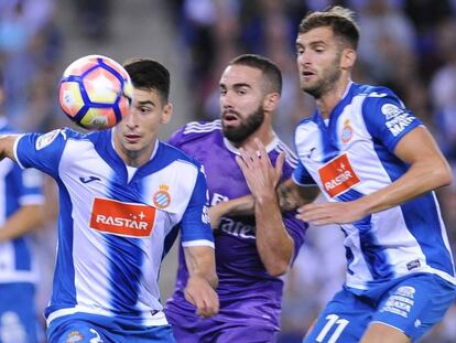 Marc Roca pelea el bal&oacute;n con Carvajal en el partido ante el Madrid.  