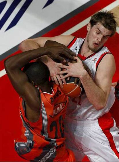 Pietrus, del Pamesa, y Splitter, del TAU, disputan un balón durante el partido de Cuartos de la Copa del Rey.