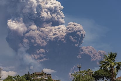 En el pasado el volcán, de 3.000 metros y el más activo de Europa, sometido a constante vigilancia, ha sido responsable de diversos episodios de destrucción, como cuando en 1699 una erupción arrasó casi totalmente la ciudad de Catania. En la imagen, la erupción vista desde la ciudad italiana.