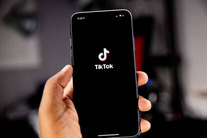 Logo de TikTok en un móvil