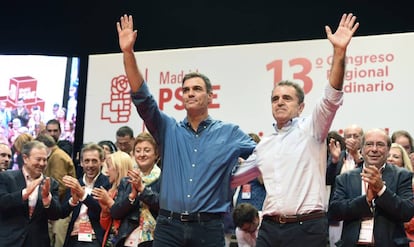El secretario general del PSOE, Pedro S&aacute;nchez), junto al secretario general del PSOE-M, Jos&eacute; Manuel Franco, en la clausura del XIII Congreso del PSOE-M. 