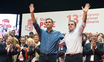 El secretario general del PSOE, Pedro Sánchez), junto al secretario general del PSOE-M, José Manuel Franco, en la clausura del XIII Congreso del PSOE-M.