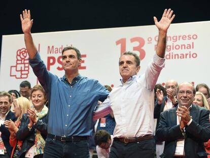 El secretario general del PSOE, Pedro S&aacute;nchez), junto al secretario general del PSOE-M, Jos&eacute; Manuel Franco, en la clausura del XIII Congreso del PSOE-M. 