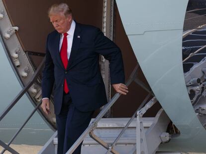 El presidente de los Estados Unidos, Donald Trump, saliendo del Air Force One en Dallas (EE UU).