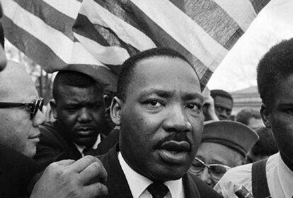 Marthin Luther King en la marcha de Selma, en Alabama, en marzo de 1965. Poco después, Schapiro fotografió un escenario más triste, el de la habitación de Luther King pocas horas después de su asesinato.