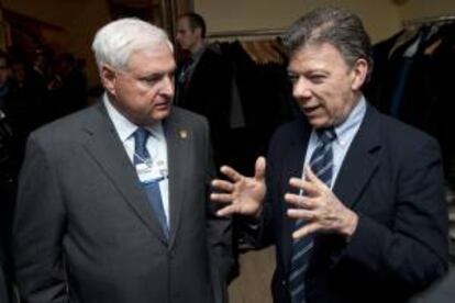 En la imagen, el presidente de Colombia, Juan Manuel Santos (d), y el presidente de Panamá, Ricardo Martinelli (i). EFE/Archivo