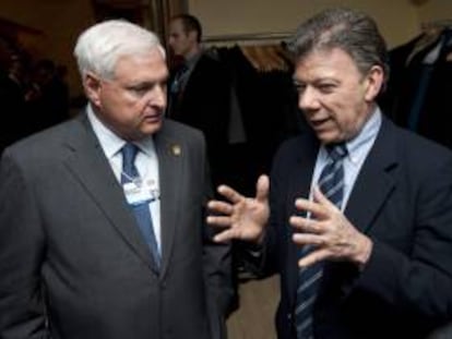En la imagen, el presidente de Colombia, Juan Manuel Santos (d), y el presidente de Panamá, Ricardo Martinelli (i). EFE/Archivo