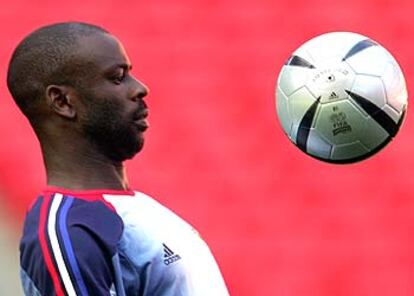 Thuram se ejercita con el balón en un entrenamiento en el estadio de La Luz.