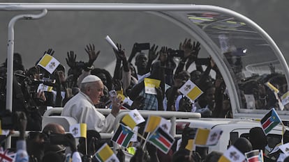 El papa Francisco era aclamado el sábado por la multitud antes de la misa en Juba (Sudán del Sur).