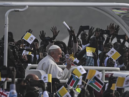 El papa Francisco era aclamado el sábado por la multitud antes de la misa en Juba (Sudán del Sur).