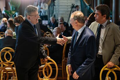 El president de la Generalitat, Ximo Puig (i), saluda al presidente del Partido Popular de la Comunidad Valenciana, Carlos Mazón (d), en presencia del presidente de la Confederación Empresarial de la Comunidad Valenciana (CEV) y vicepresidente de la CEOE, Salvador Navarro.