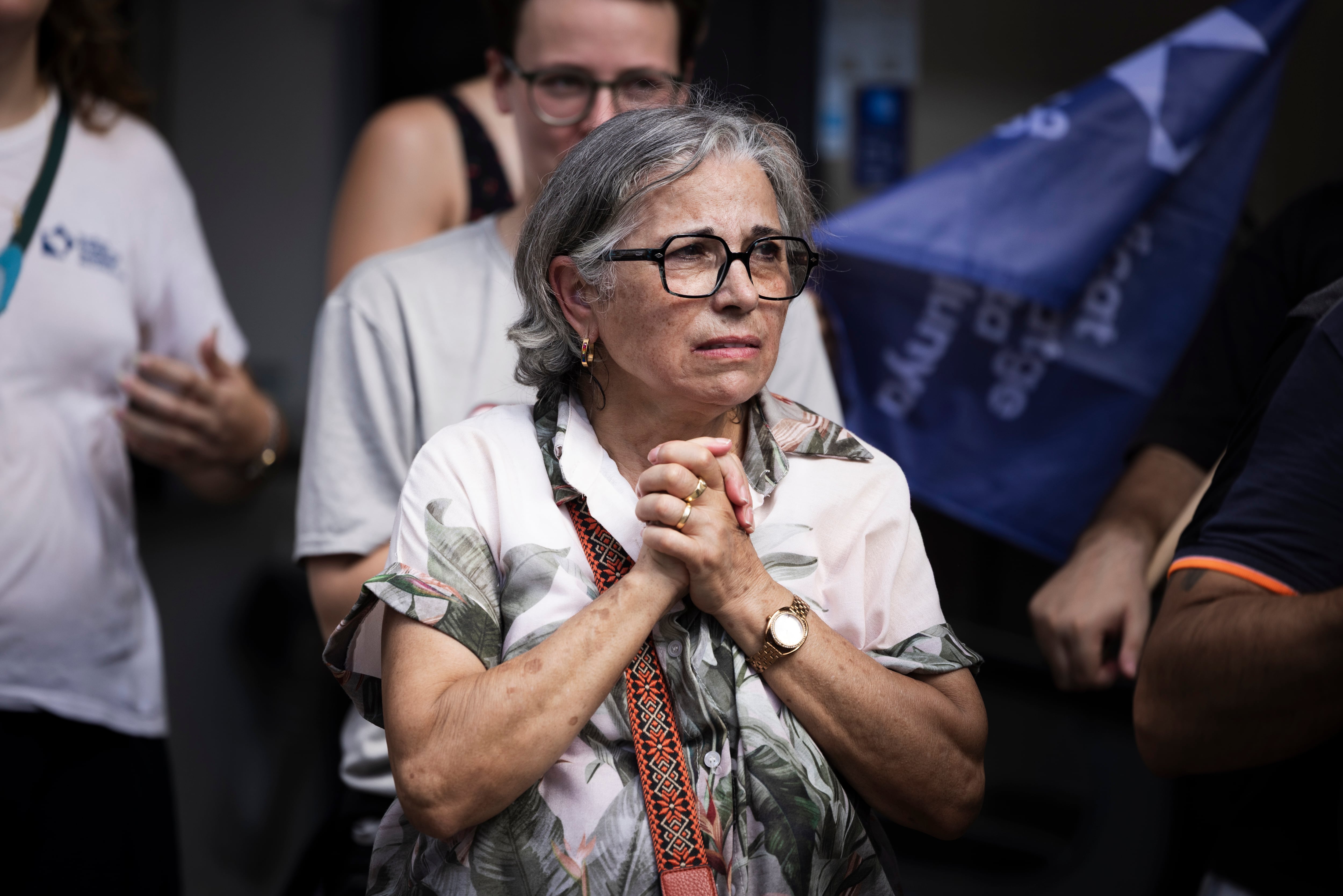 Milagros, en el portal de su casa de Badalona tras recibir la notificación del aplazamiento.