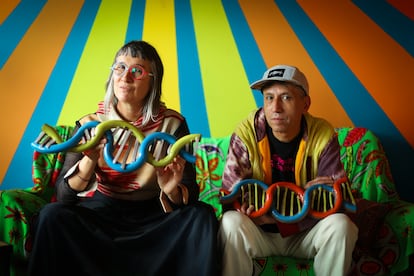Aterciopelados, la emblemática banda de rock colombiana conformada por Andrea Echeverri y Héctor Buitrago, estrena su nuevo disco Genes Rebeldes. Bogotá, abril 15 de 2025.