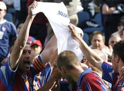 Rubiales muestra una camiseta con el lema "¡Solución ya!" en el pasado partido contra el Getafe.