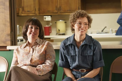 Imagen de 'Candy', con las actrices Melanie Lynskey (izquierda) y Jessica Biel (derecha), respetivamente en los papeles de Betty Gore y Candy Montgomery.