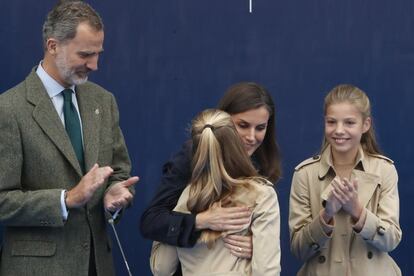 La princesa Leonor también ha besado a su madre, la reina Letizia, quien ha seguido embelesada las palabras de su hija hacia Asturias, tierra natal de la Reina.