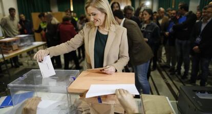 La presidenta Cifuentes votando ayer en Madrid.