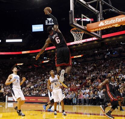 LeBron salta de forma espectacular para hacer un mate ante los Magic.