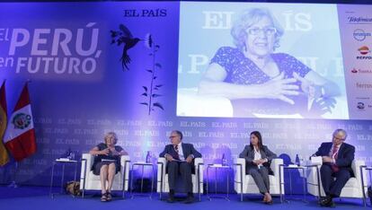 Manuela Carmena; Norma Vidal, viceministra peruana de desarrollo e inclusión; Javier Ayuso, adjunto al director de EL PAÍS y Baltasar Garzón, este miércoles.