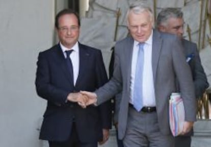 El presidente francés, François Hollande (izq), estrecha la mano al primer ministro galo, Jean-Marc Ayrault (dcha), tras concluir el último consejo de ministros antes de las vacaciones en el Palacio del Elíseo en París (Francia) el viernes 2 de agosto de 2013.