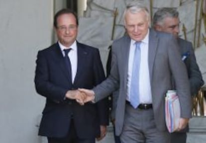 El presidente franc&eacute;s, Fran&ccedil;ois Hollande (izq), estrecha la mano al primer ministro galo, Jean-Marc Ayrault (dcha), tras concluir el &uacute;ltimo consejo de ministros antes de las vacaciones en el Palacio del El&iacute;seo en Par&iacute;s (Francia) el viernes 2 de agosto de 2013. 