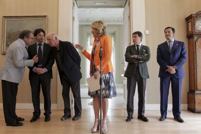 Esperanza Aguirre speaks to Michael Leven (center) of the Las Vegas Sands Corporation.