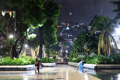  Una pareja se abraza bajo la lluvia este miércoles, en el balneario de Acapulco, en Guerrero.