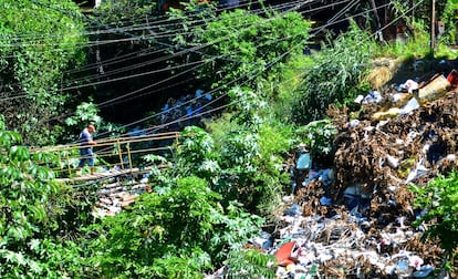 La Chacarita está formada por un entramado de casas en lugares inverosímiles a las que se acceden por caminos imposibles para cuyo acceso hay que pasar en ocasiones por la morada de los vecinos. Cada pocos metros, arroyos atestados de basura separan las edificaciones y fluctúan según las lluvias derribando viviendas o aumentando la distancia entre ellas.
