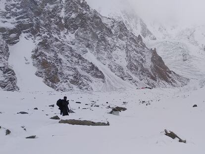 Llegada del equipo al Campo Base del K2, que se puede ver al fondo de la imagen.