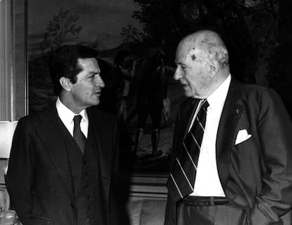 El 29 de septiembre de 1977 el Consejo de Ministros presidido por Adolfo Suárez reunido en sesión extraordinaria aprobó el decreto de restablecimiento de la Generalitat en régimen provisional, a la espera de un futuro estatuto de autonomía. El 18 de octubre, un nuevo decreto-ley nombró a Tarradellas presidente de la Generalitat. En la foto, el presidente del Gobierno Adolfo Suárez, recibe al presidente de la Generalitat, Josep Tarradellas, en el Palacio de la Moncloa, el 22 de octubre de 1977.