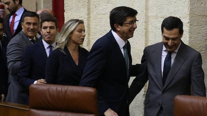 Juan Marín y Juan Manuel Moreno durante la sesión de constitución del Parlamento Andaluz.