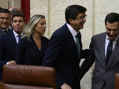 Juan Marín y Juan Manuel Moreno durante la sesión de constitución del Parlamento Andaluz.