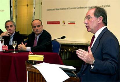 Ángel Corcóstegui, vicepresidente del SCH (izquierda) e Ignacio Ruiz-Jarabo, presidente de SEPI, escuchan a Rato.
