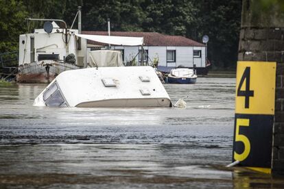 Una caravana flota en las aguas altas del río Maas / Mosa, en Roermond, el 16 de julio de 2021, tras las fuertes lluvias de los días anteriores. 