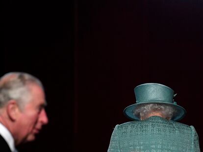 Carlos de Inglatera, detrás de Isabel II (de espaldas), en la ceremonia de apertura del Parlamento británico del 19 de diciembre de 2019.