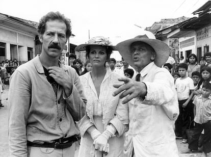 Werner Herzog, junto a los actores Claudia Cardinale y Klaus Kinski, durante el rodaje de 'Fitzcarraldo'.