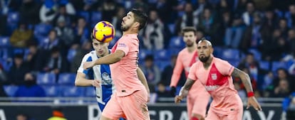 Suárez controla el balón durante el derbi,.