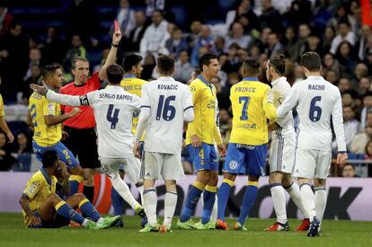 El árbitro del partido Fernández Borbalán, muestra cartulina roja al galés del Real Madrid Gareth Bale.