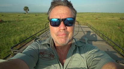 Paco Nadal es uno de los guías expertos de EL PAÍS Viajes. En esta foto se encuentra en uno de los camiones con los que viajan por África.