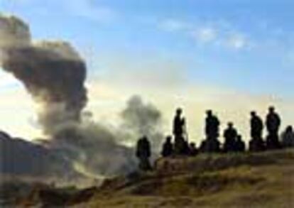 Soldados de la Alianza del Norte observan el bombardeo estadounidense a posiciones de los talibanes.