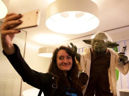 Una mujer se fotografía con una figura de la película.