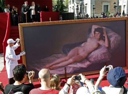 Una copia del cuadro <i>La maja desnuda </i> abandona el Museo del Prado ante las miradas del alcalde Alberto Ruiz-Gallardón y del actor que encarna a Francisco de Goya.