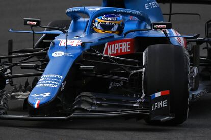 Fernando Alonso pilota su Alpine durante los primeros entrenamientos en el circuito de Portimão.