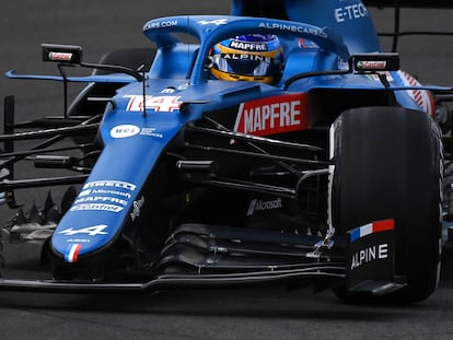 Fernando Alonso pilota su Alpine durante los primeros entrenamientos en el circuito de Portimão.