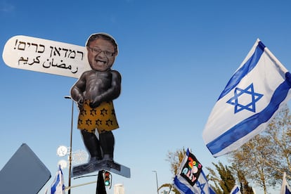 Un manifestante sostiene un cartel ridiculizando el jefe del Ministro de Seguridad Nacional de Israel, Itamar Ben-Gvir, este lunes en Jerusalén.