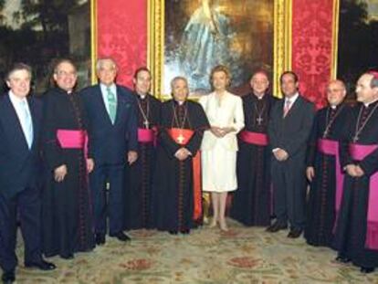 Luisa Fernanda Rudi posa junto a un grupo de altos eclesiásticos, entre ellos Rouco Varela; en el grupo también aparece José Bono