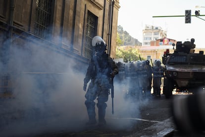 Los golpistas tienen encerradas a las autoridades y exigen la liberación de exjefes militares que fueron detenidos por su participación en el derrocamiento del expresidente en 2019.