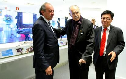 Ángel Serna, Iñaki Azkuna y Uitack Kim, de izquierda a derecha, en El Corte Inglés de Bilbao.