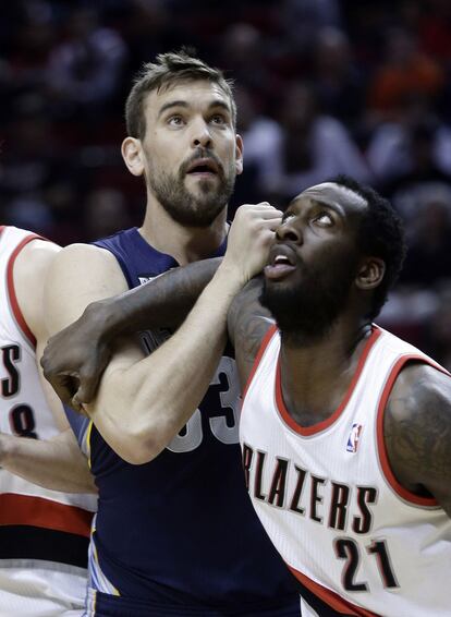 Marc Gasol, de los Grizzlies, pelea por el balón con Hickson, de los Blazers.