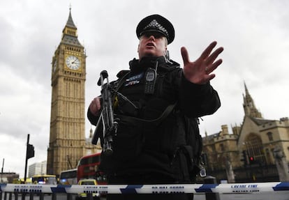 Policial isola a área do Parlamento britânico, em Londres, após um homem ferir dezenas de pessoas.